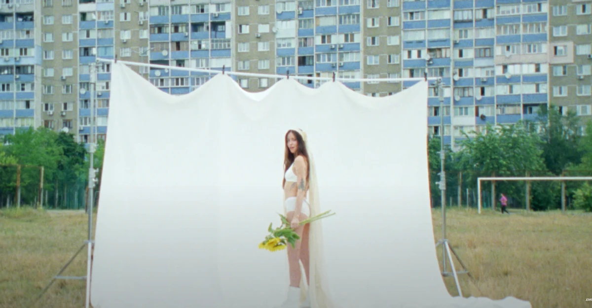 На самоті Дорофєєва написала разом з Кацуріним та музичним продюсером Іваном Клименко