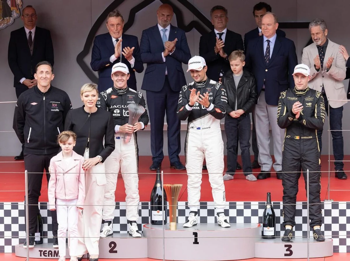 Шарлін з дітьми та чоловіком дивилися перегони