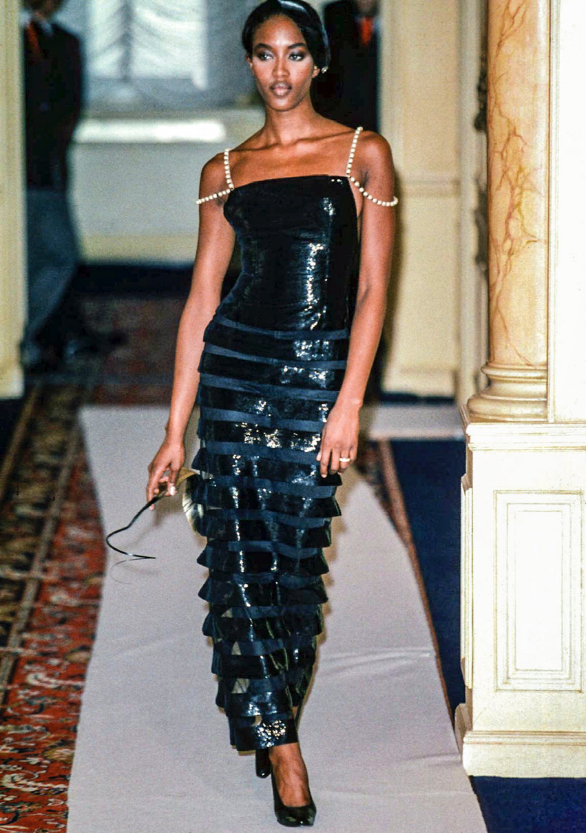 Наомі у 1996-му продемонструвала сукню вперше на кутюрному шоу Chanel