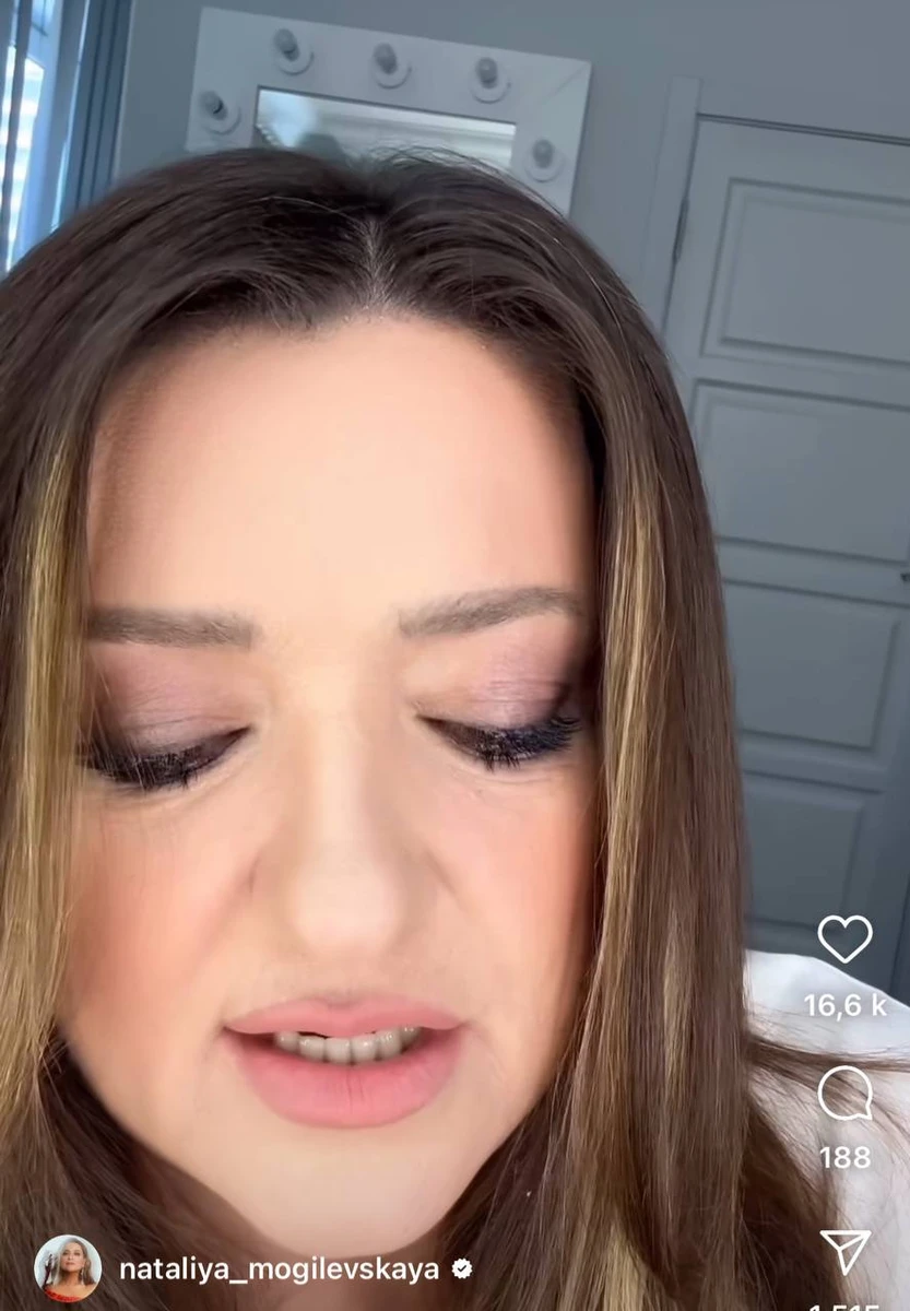 Спершу малює губи помадою натурального нюдового кольору