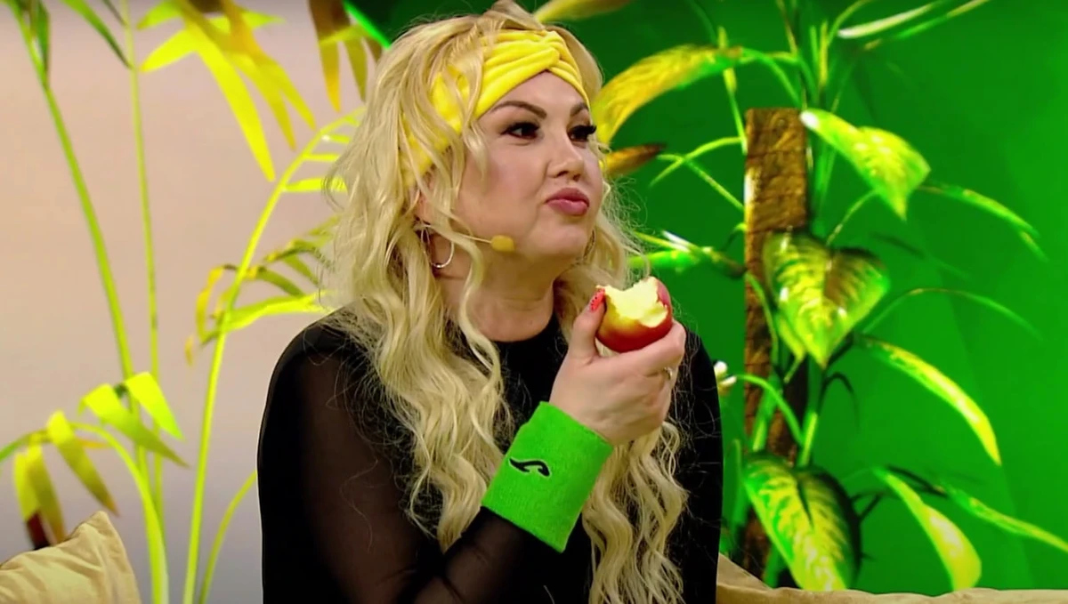 Камалія їсть яблуко