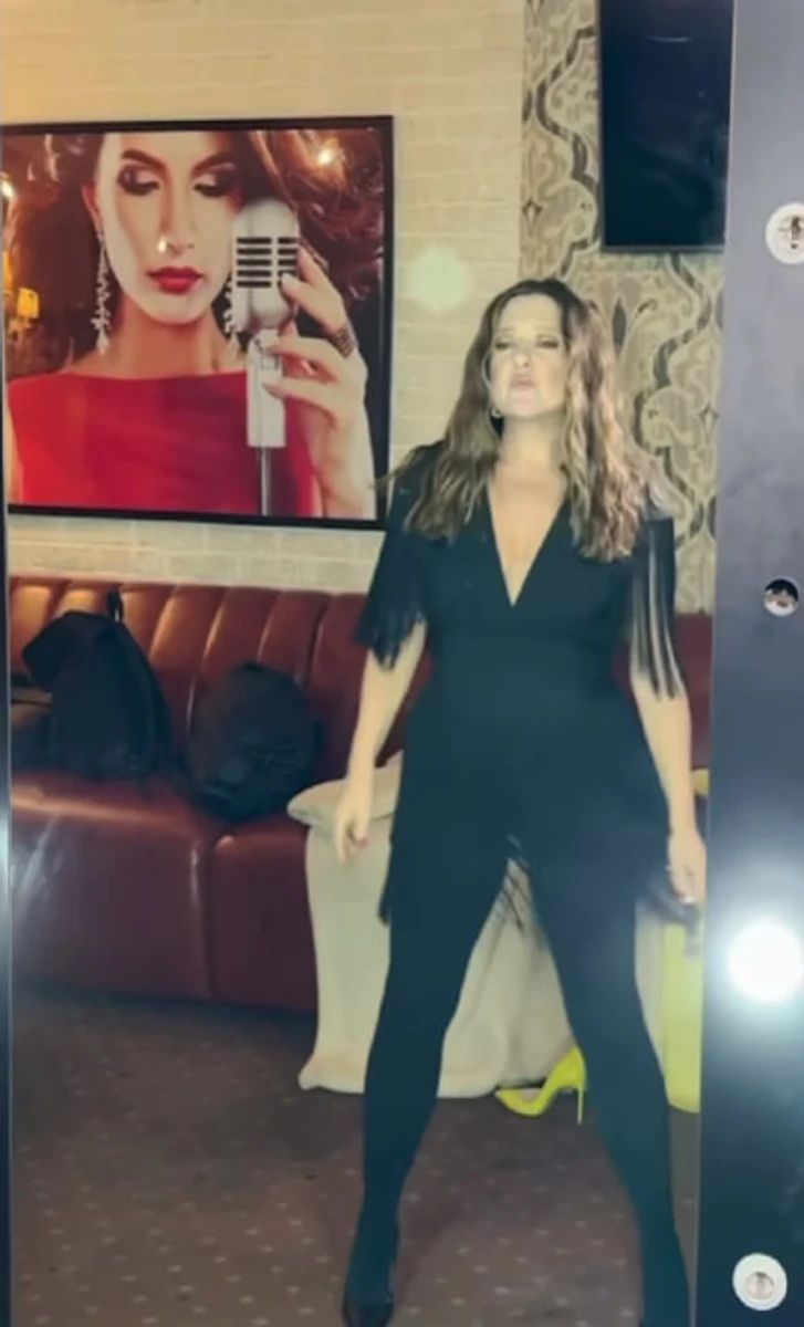 Могилевська у чорній сукні