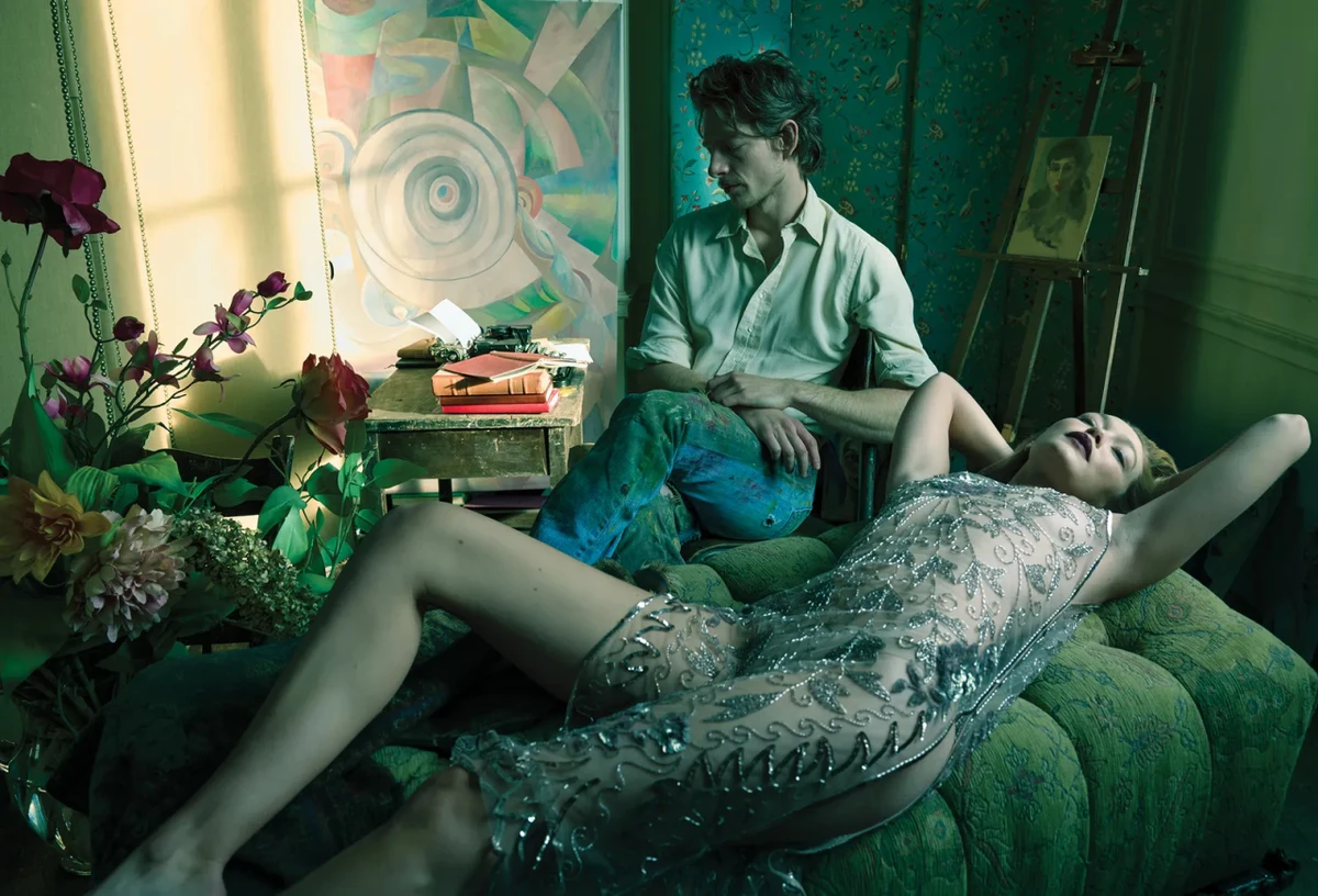 Джіджі Хадід полежала на дивані у прозорій сукні