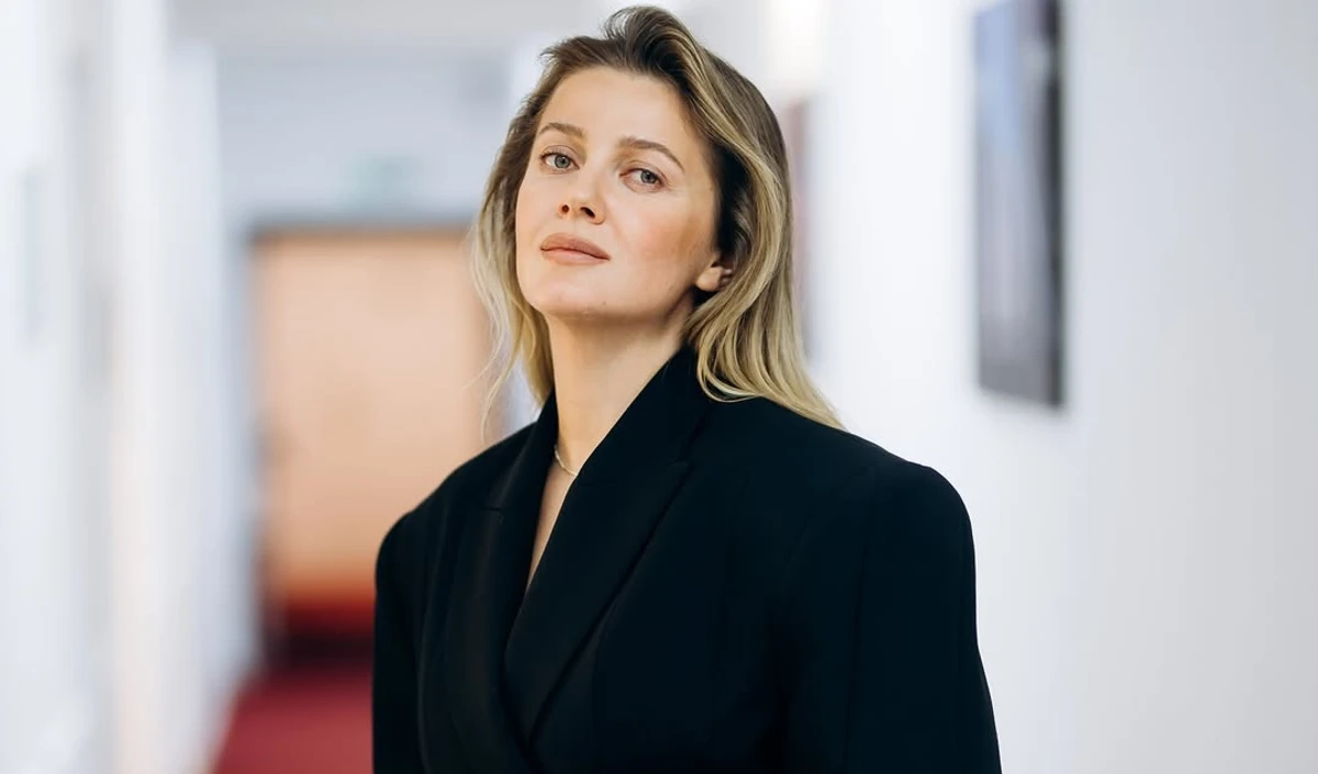 KOLA позує для фото