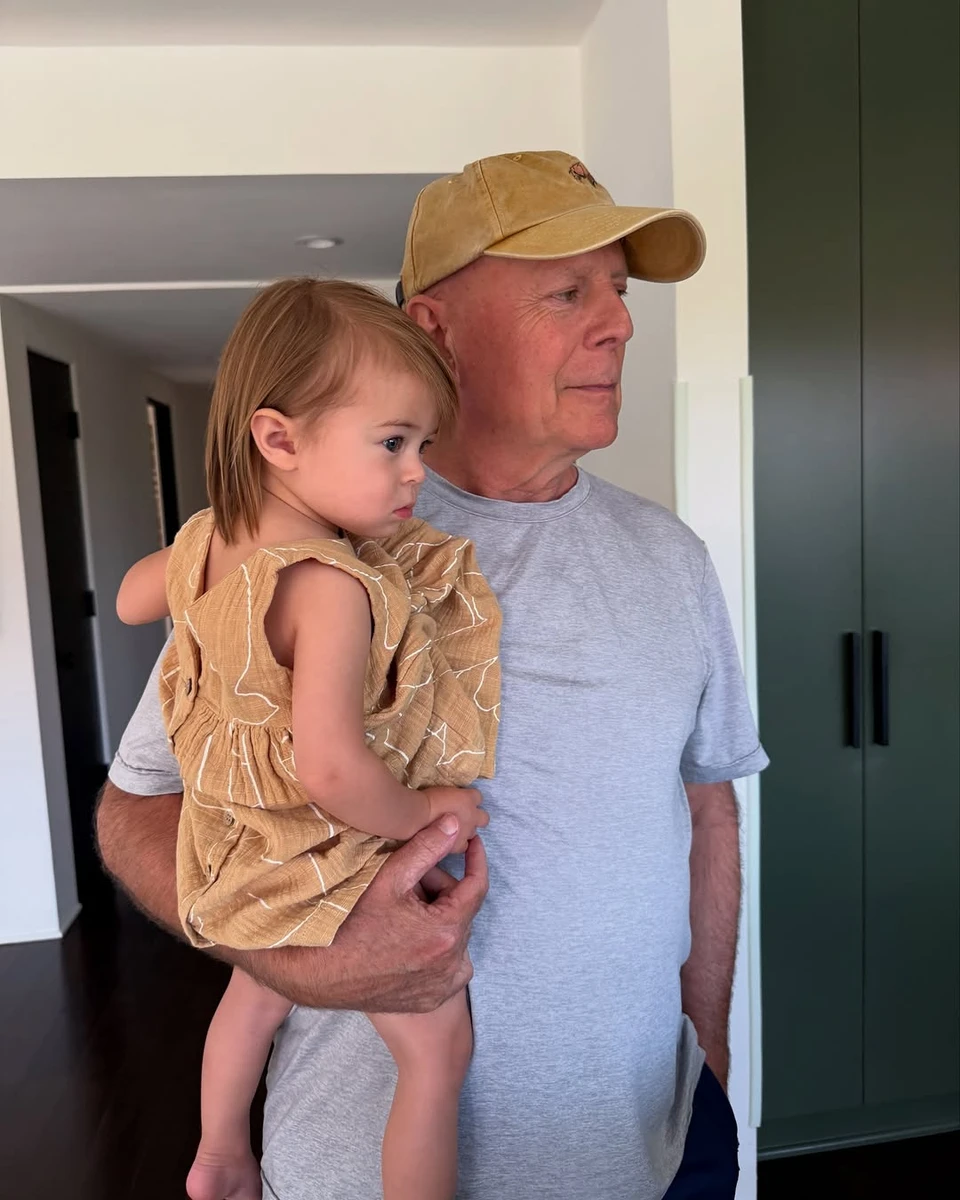 Брюс Вілліс сфотографувався з онукою