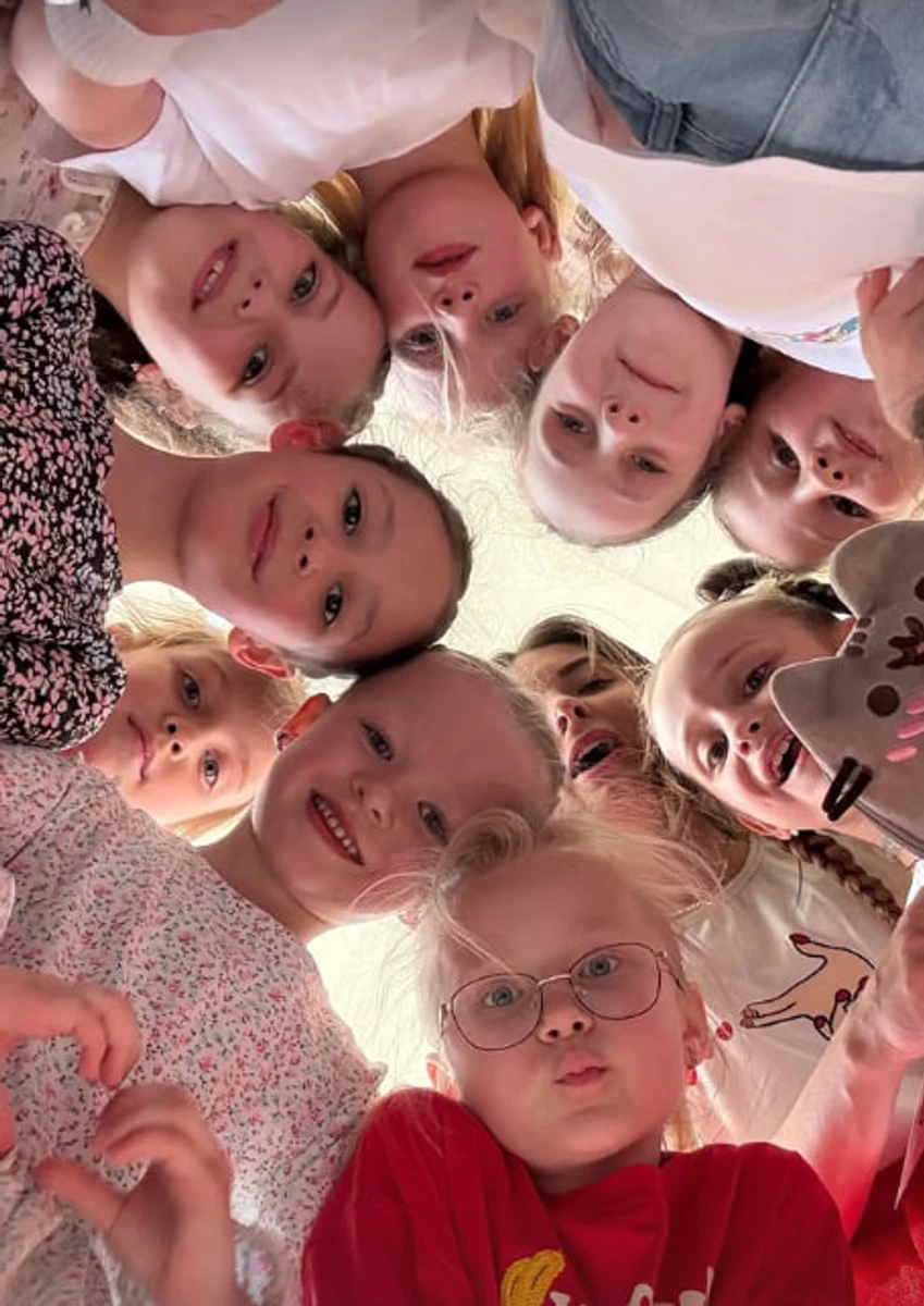 Донька Лілії Ребрик зі своїми друзями