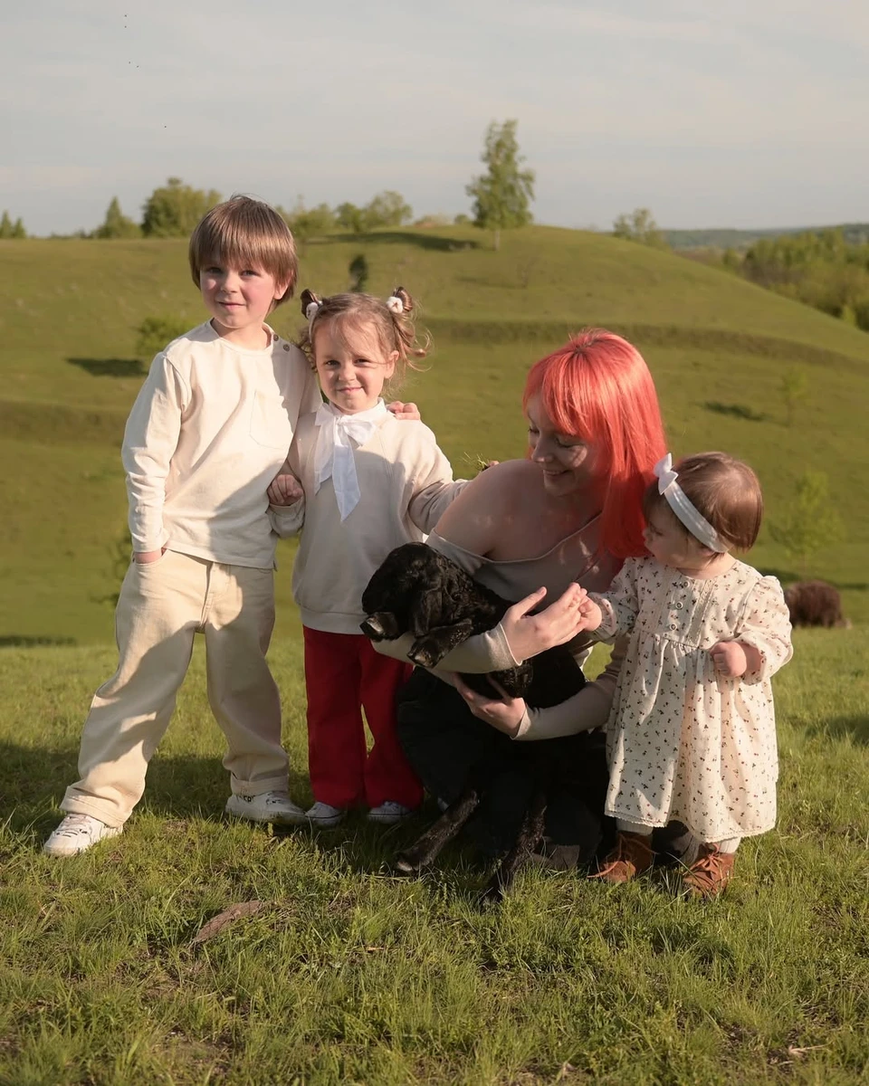 Світлана Тарабарова з усіма дітьми попозували біля тварин