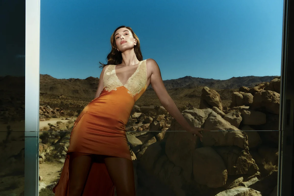 Хейлі Бібер постояла на балконі у шовковому міні