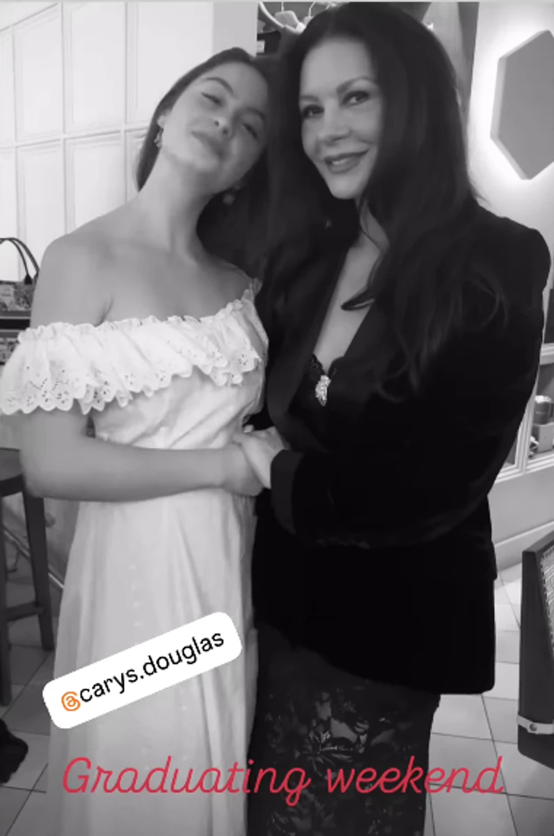 Кетрін Зета-Джонс у мереживі з дочкою попозувала на її випускному