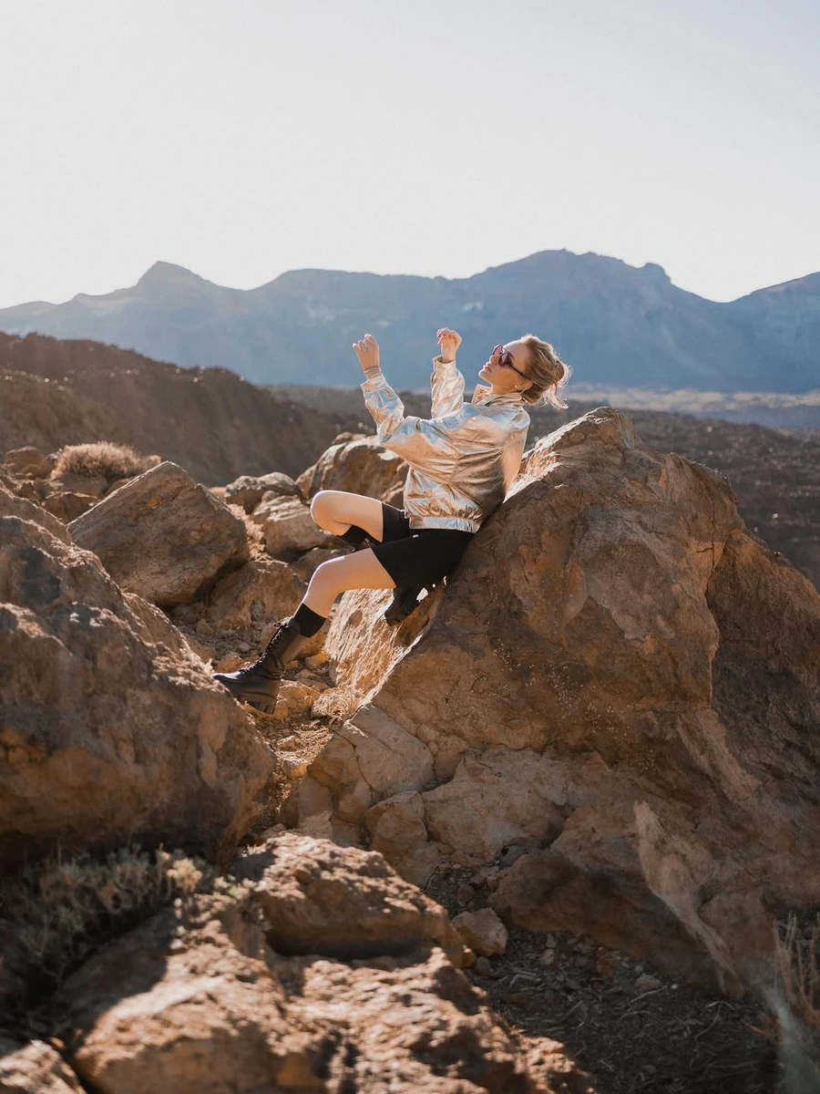 Слава Камінська у шортах посвітила тілом на скелі