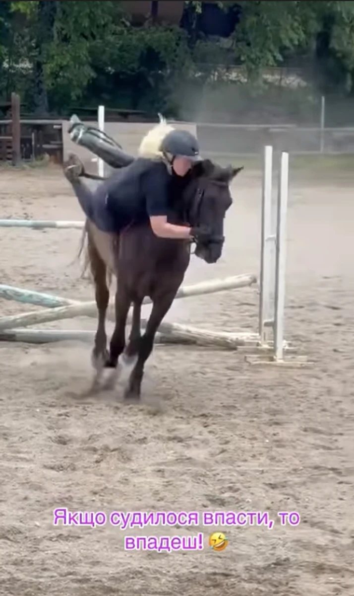 Камалія боляче звалилася з коня