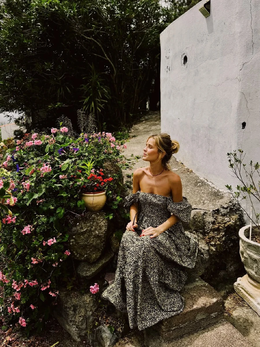 Кузнецова посвітила засмаглим декольте