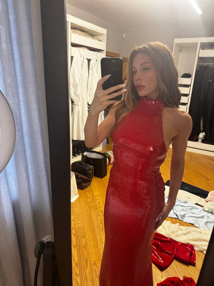 Тіна Кароль приміряла кілька суконь