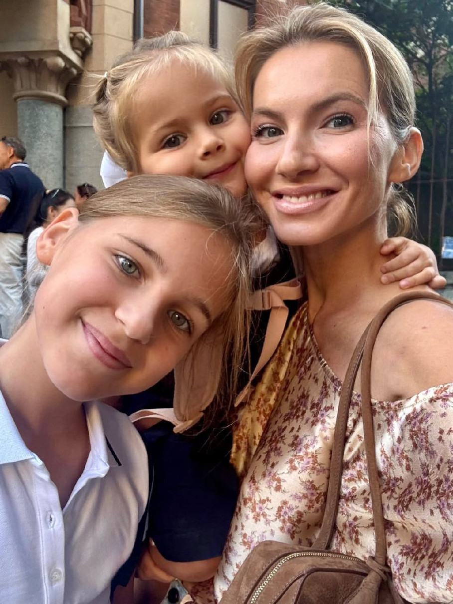 Юрушева з доньками