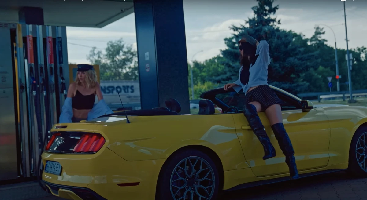 Оля Полякова та Маша Єфросиніна у шортах попозували біля авто для кліпу