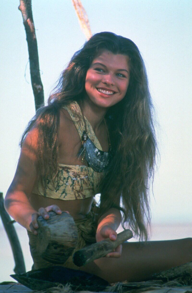 Мілла Йовович у фільмі Повернення у блакитну лагуну