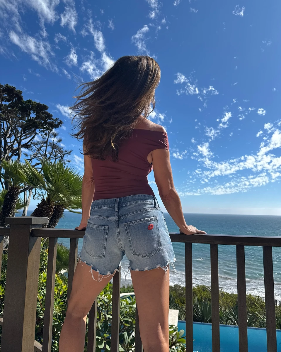 Сінді Кроуфорд показала ніжки