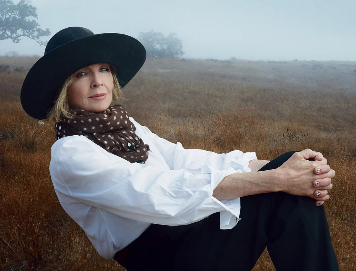 Даян Кітон позує на полі