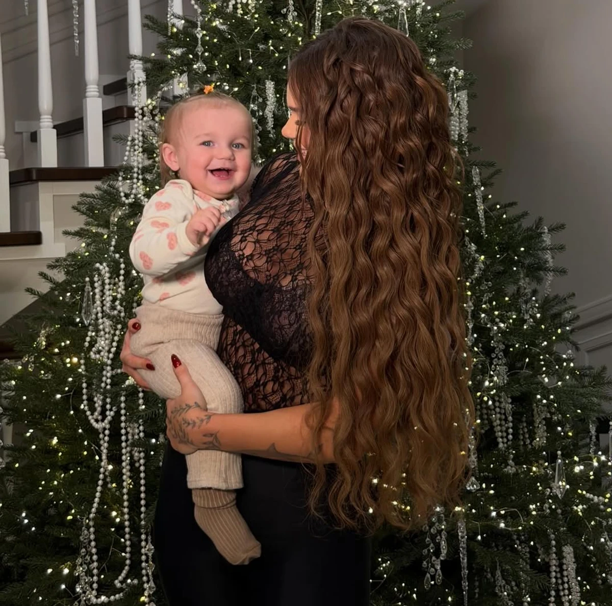 Юлія Верба замилувала радісними фото з дочкою біля святкової ялинки