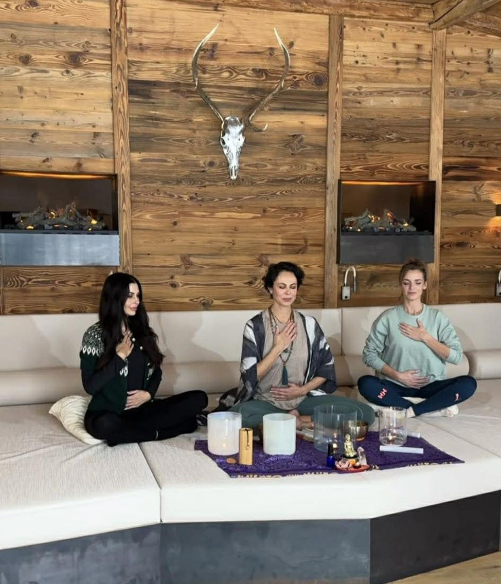 У профілі Наталії написано, що вона Life Inspirer (натхненниця життя) та Sound Alchemist (алхімік звуку). Тож у готелі вона проводить сесії і медитації 