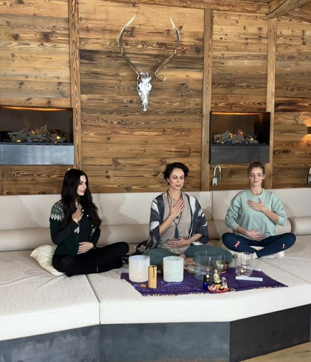 У профілі Наталії написано, що вона Life Inspirer (натхненниця життя) та Sound Alchemist (алхімік звуку). Тож у готелі вона проводить сесії і медитації 