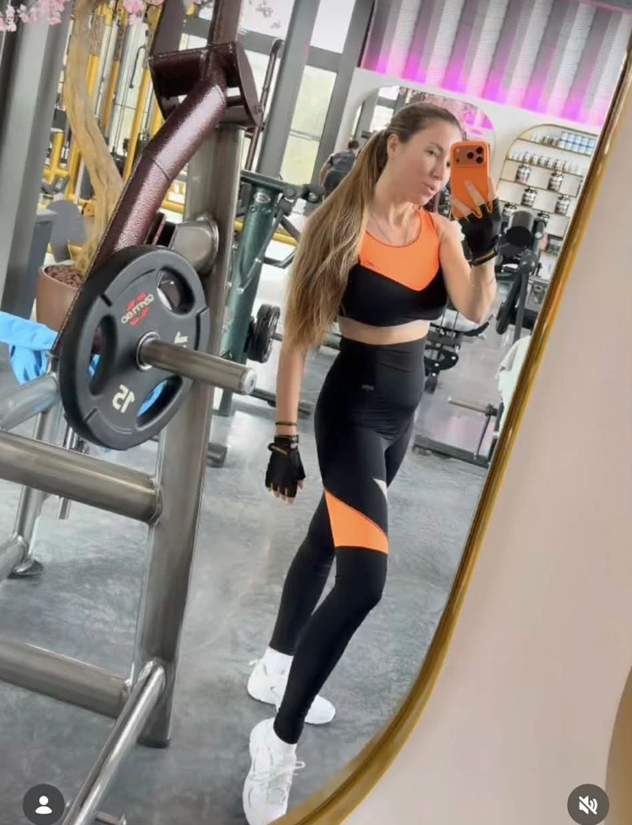 Свій новий 17-й айфон Олена вдягнула у чохол під колір костюму 