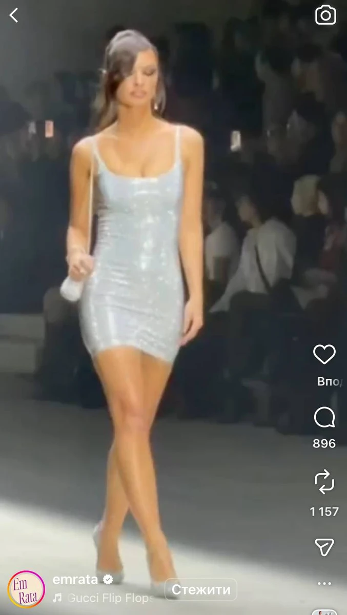 Емілі Ратаковскі вийшла на подіум у міні