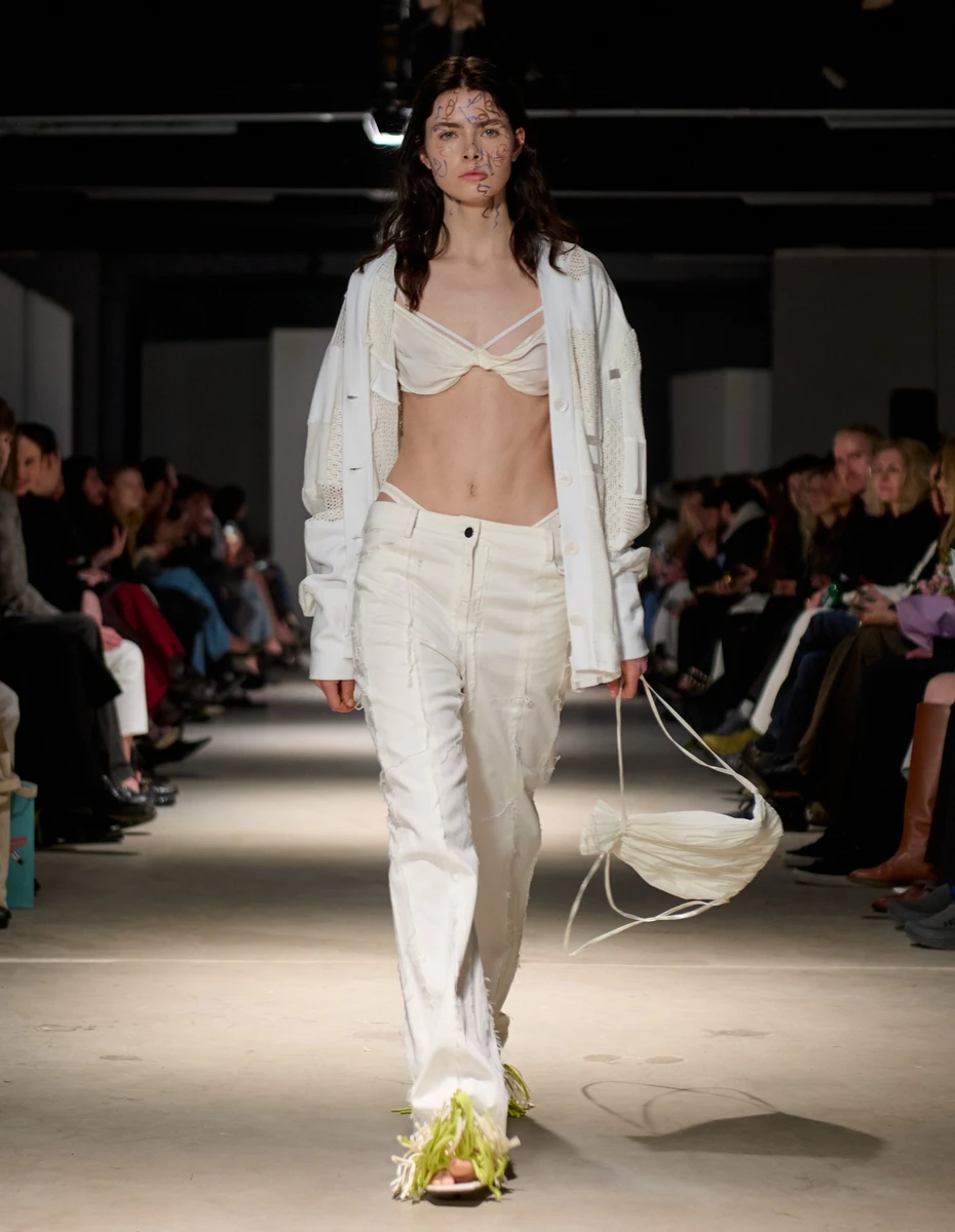 Арина Сомка з голим животом на подіумі BOBKOVA