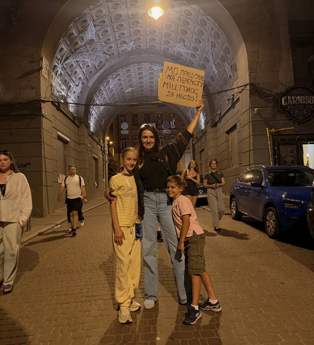 Валентина Хамайко з дітьми на мітингу