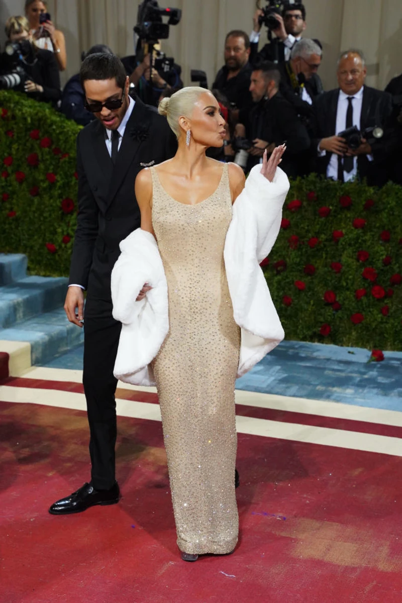 Ось в такому образі Кім Кардашян відвідала Met Gala 2022. Її сукня – те саме вбрання, в якому Мерилін Монро співала Happy Birthday на дні народження Джона Кеннеді