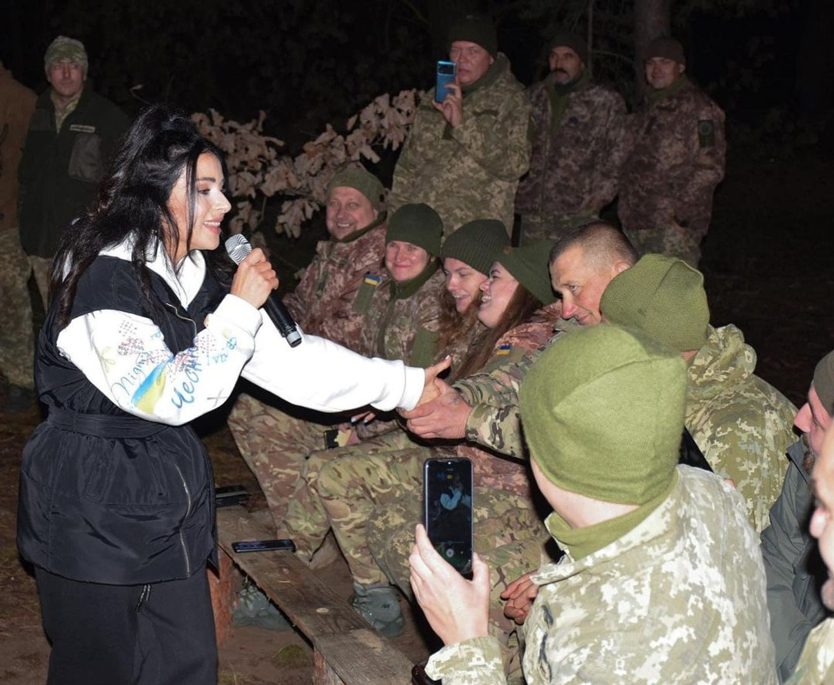 Злата - одна з тих сміливиць, які не бояться співати для військових поблизу лінії фронту
