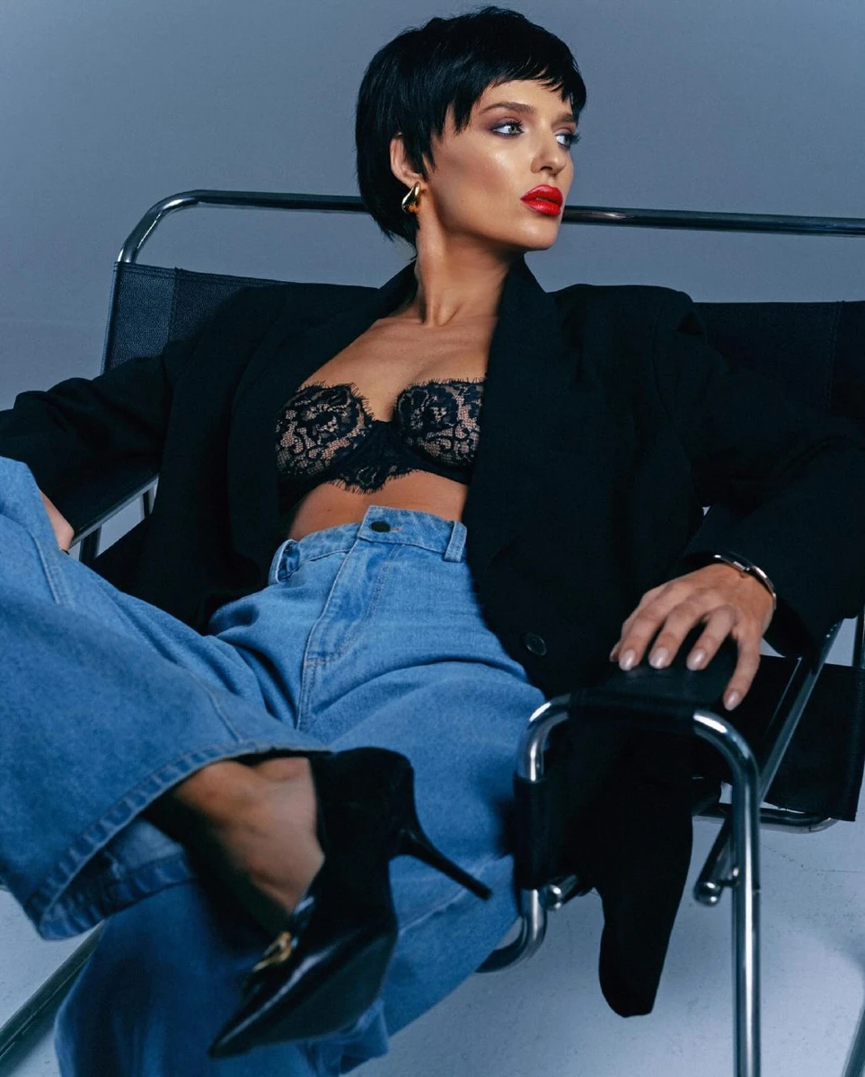 Світлана виглядає дуже яскраво в такому кольорі