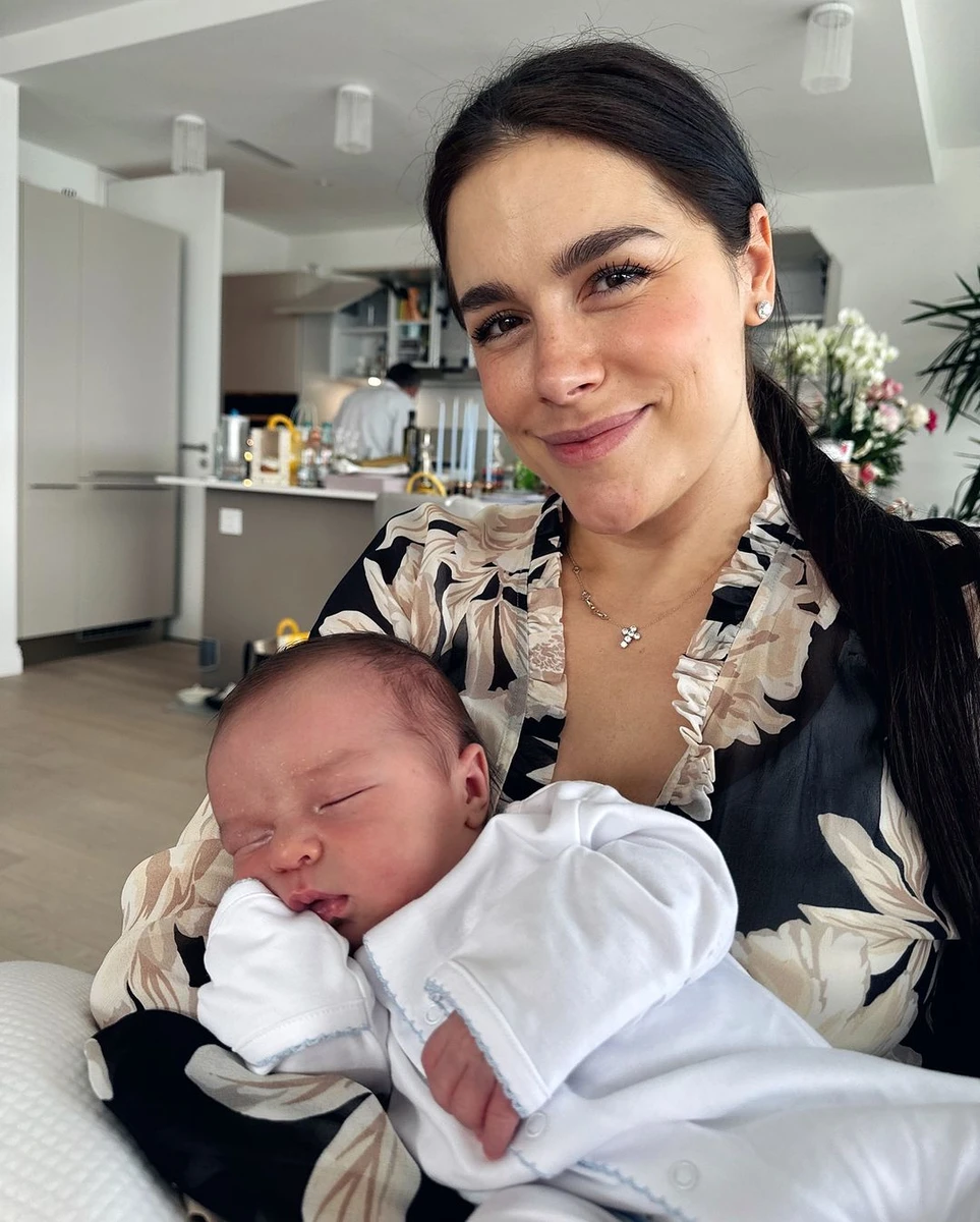 Іванна Онуфрійчу тримає на руках сина