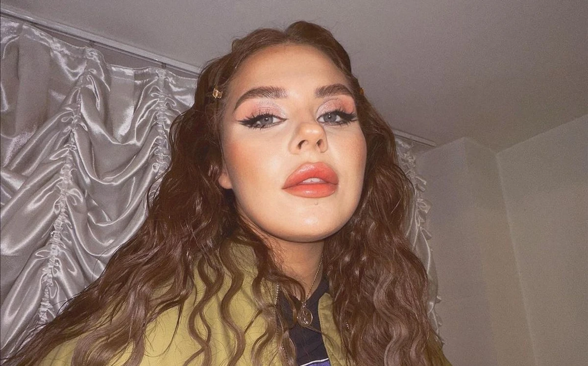 Олександра Заріцька позує для фото