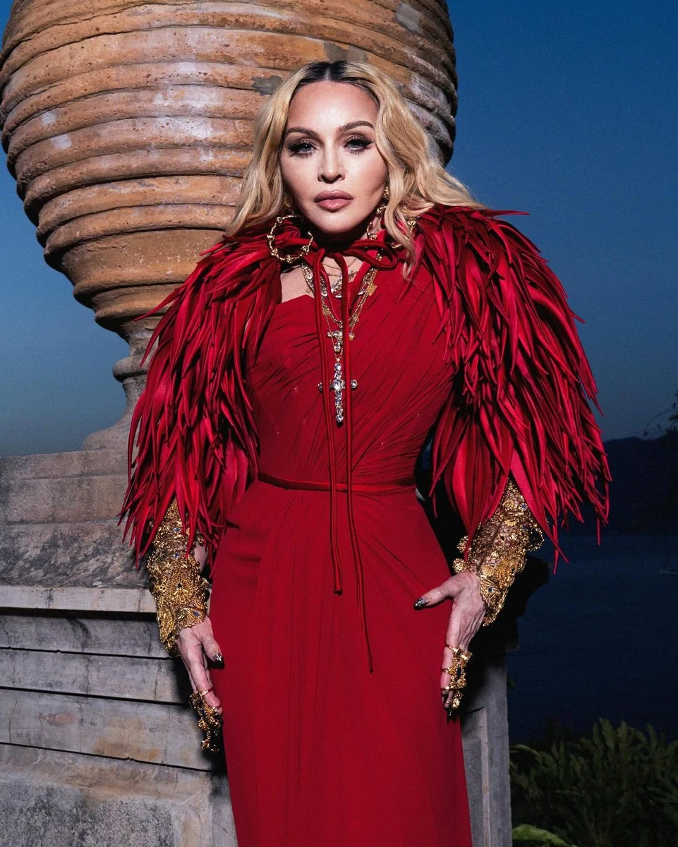 Мадонна позує у сукні