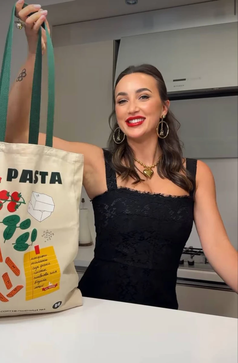 Різатдінова у чорній сукні приготувала пасту