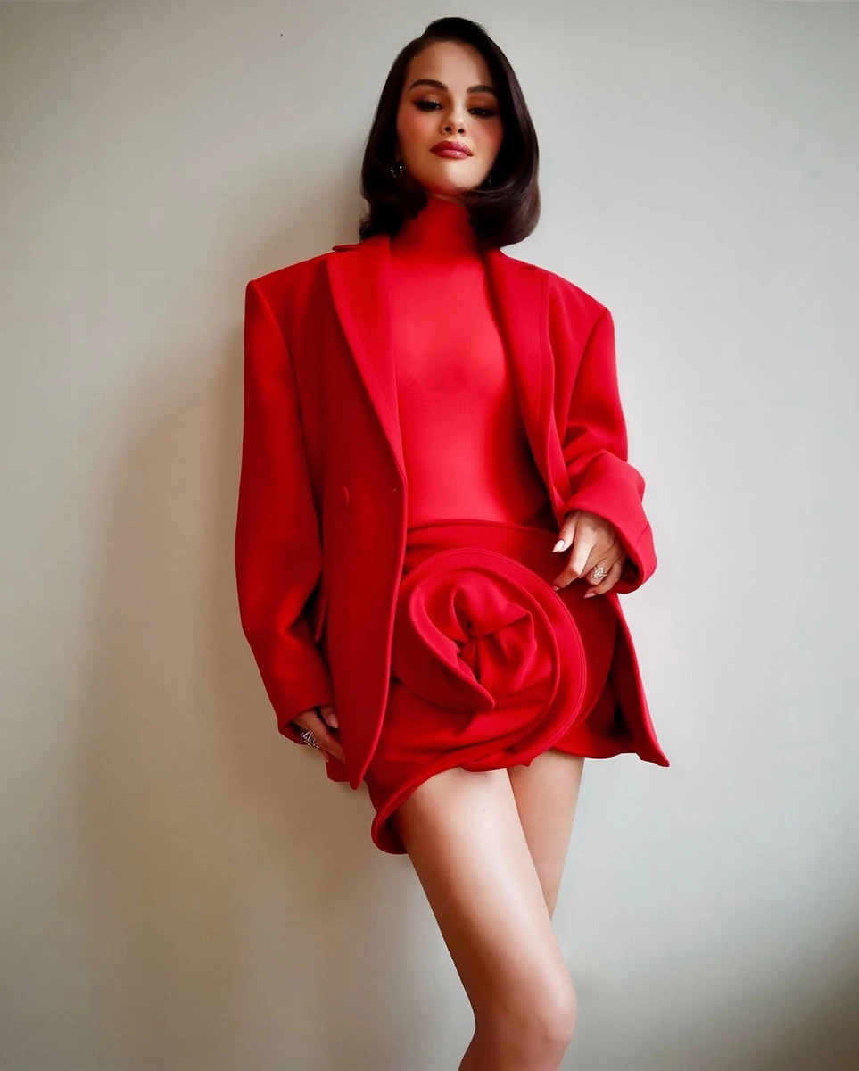 Селена Гомес у стильному образі показала довгі ноги