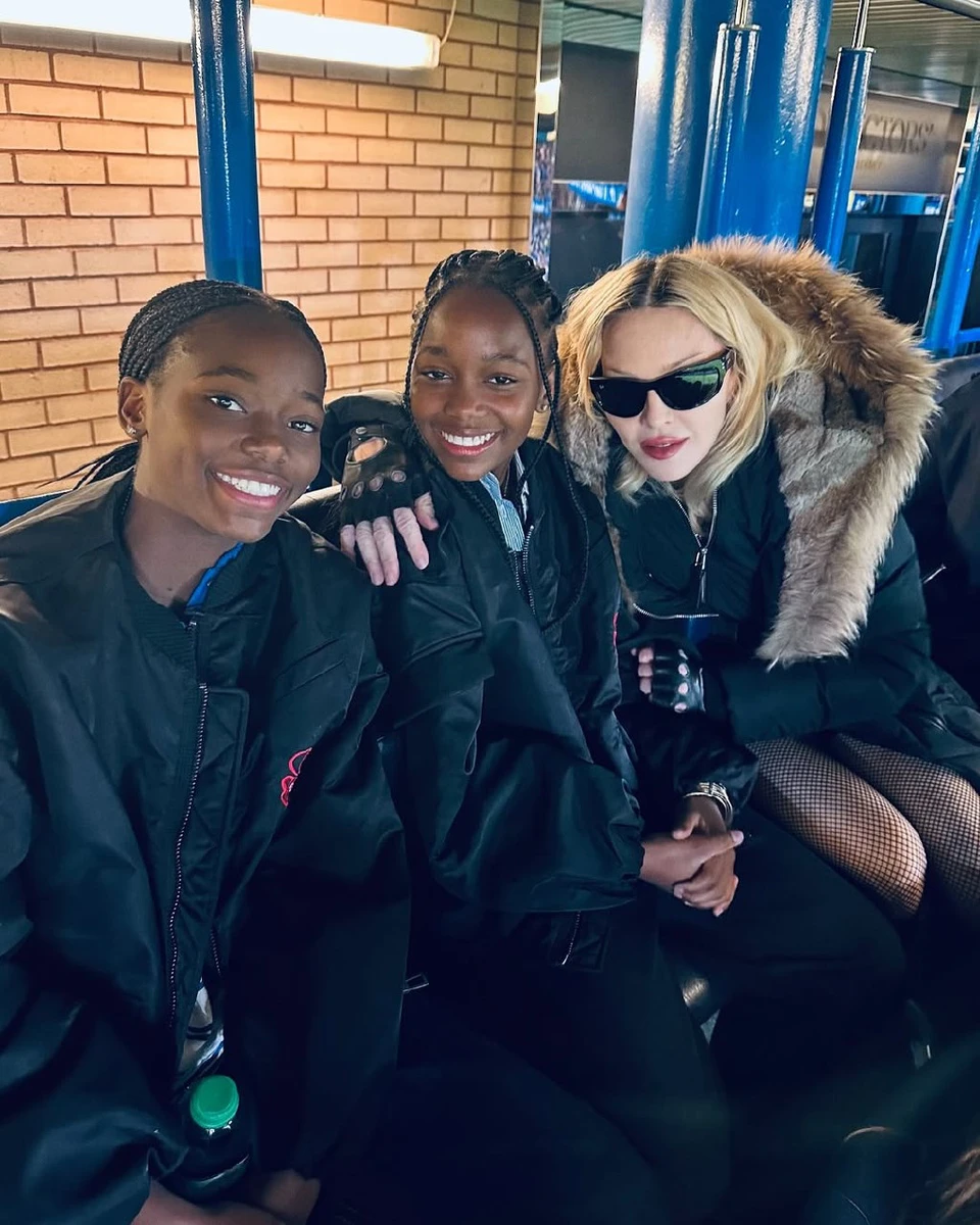 Мадонна з близнючками