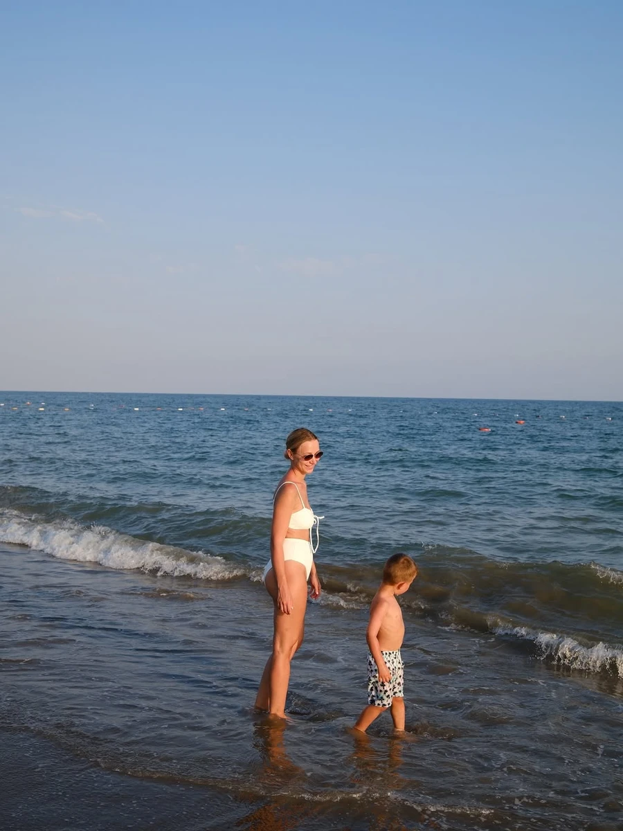 Катерина Репяхова у купальнику посвітила стрункими ногами на пляжі