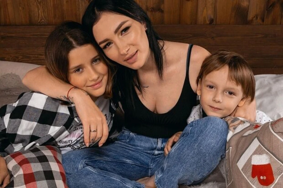 Анастасія Приходько наробила фото з дітьми