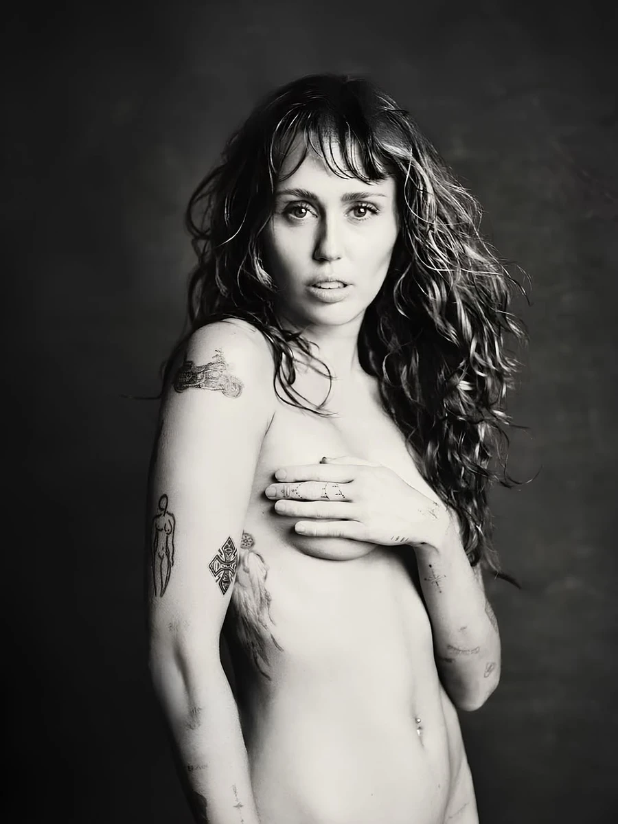 Майлі Сайрус оголеною попозувала для глянцю