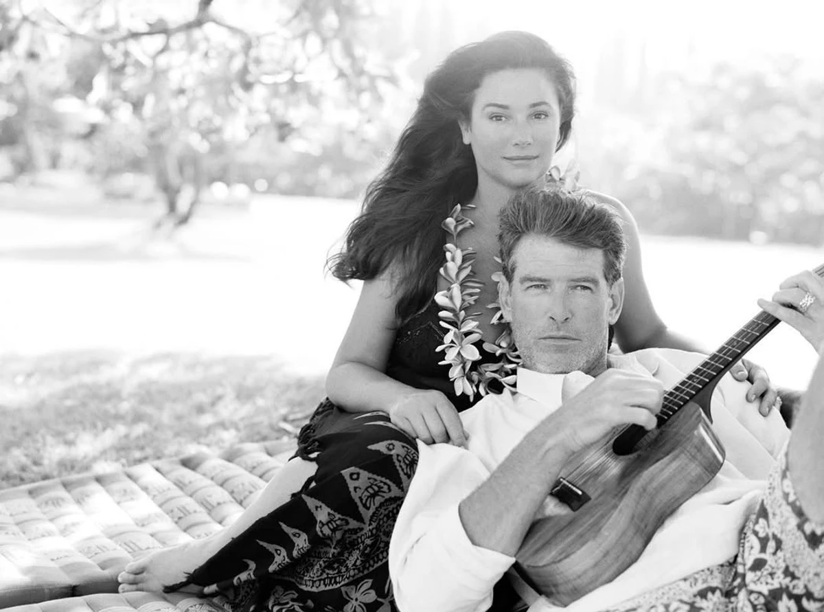 Пірс Броснан позує з дружиною