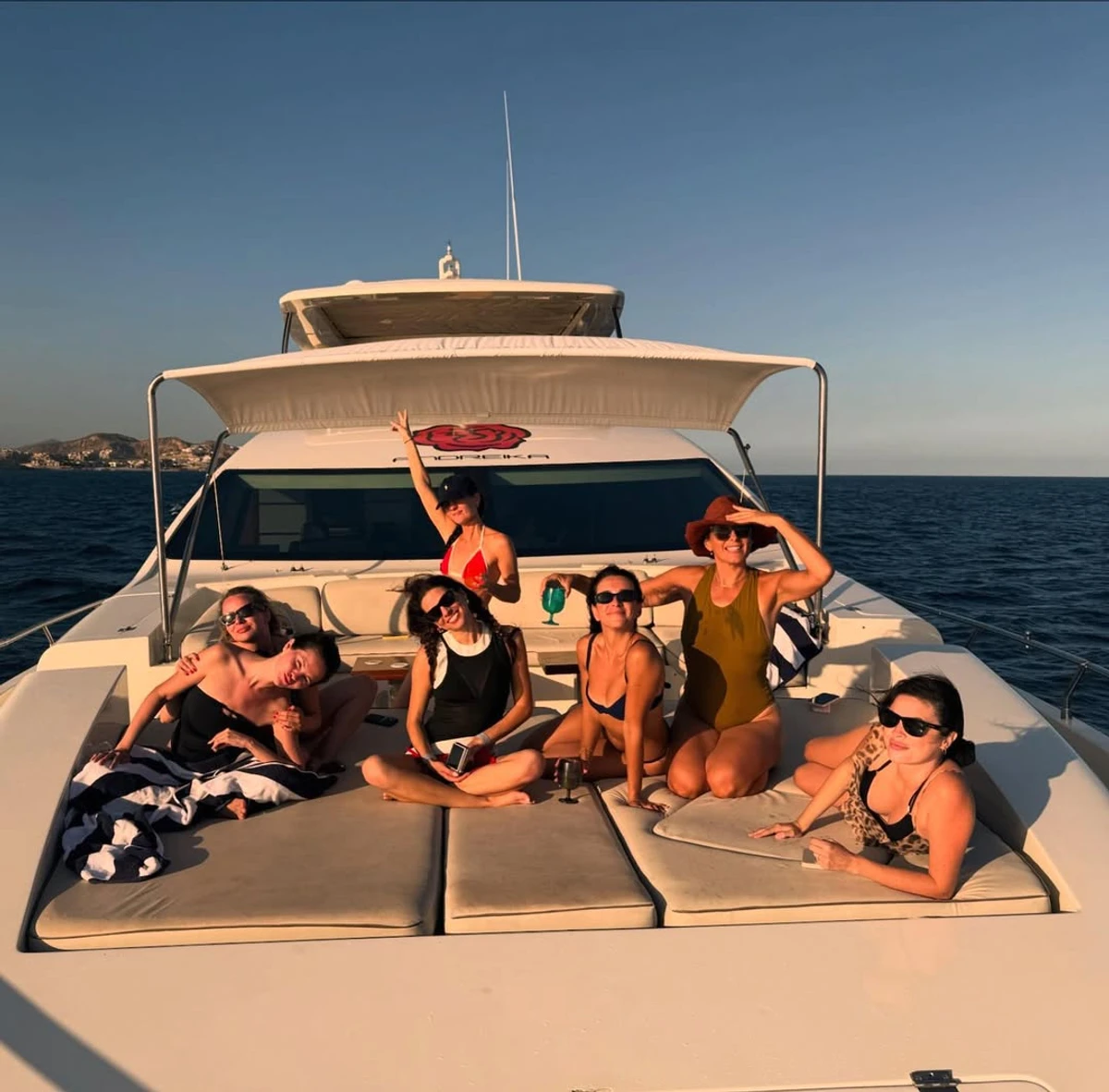 Селена Гомес у купальнику знялася на катері на вечірці нареченої