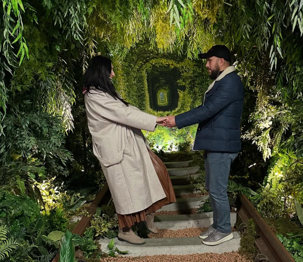 Соломія Вітвіцька потрималася за руки з коханим на рейках