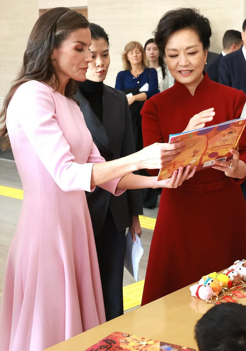 Королева Летісія у ніжній сукні показалася з першою леді Китаю у Пекіні