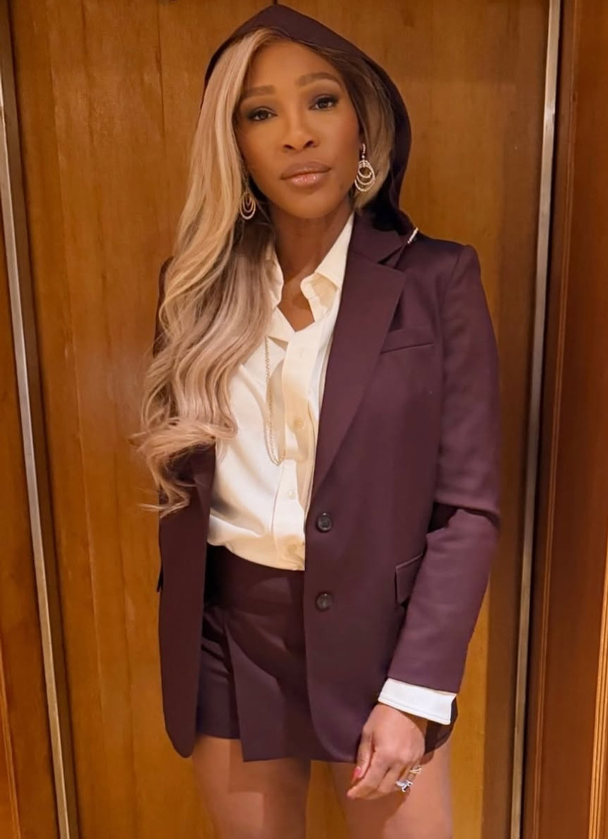 Серена Вільямс у міні та розстібнутій сорочці наробила ефектних фото