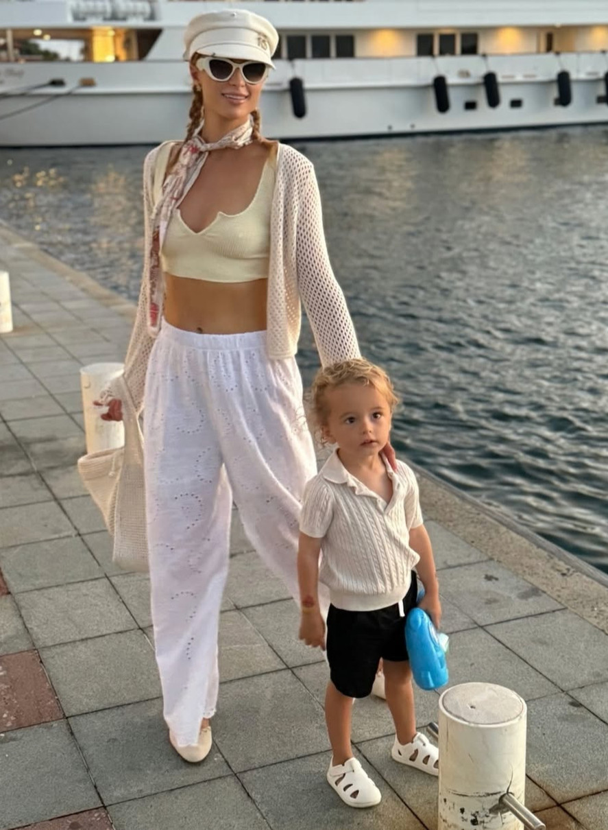 Періс Хілтон зазнімкувалася з сином на сімейній прогулянці