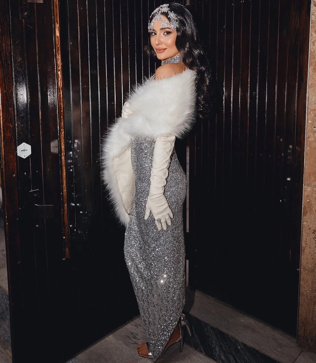 Анна Трінчер похвалилася фігурою у срібній сукні