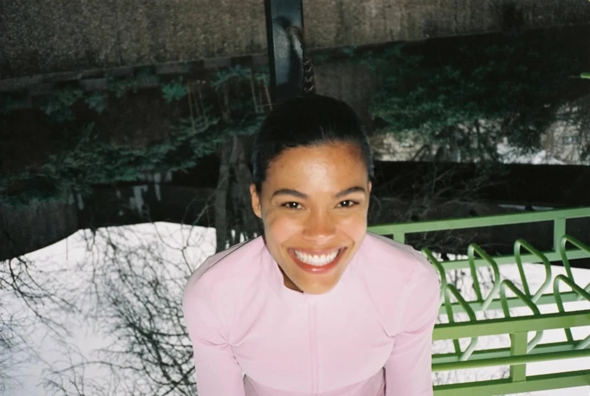 Тіна Кунакі у рожевому костюмі покрасувалася на спортивному майданчику