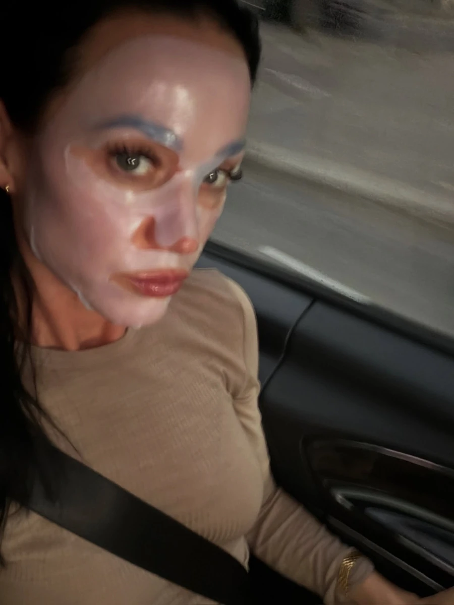 Кеті Перрі в масці на обличчі